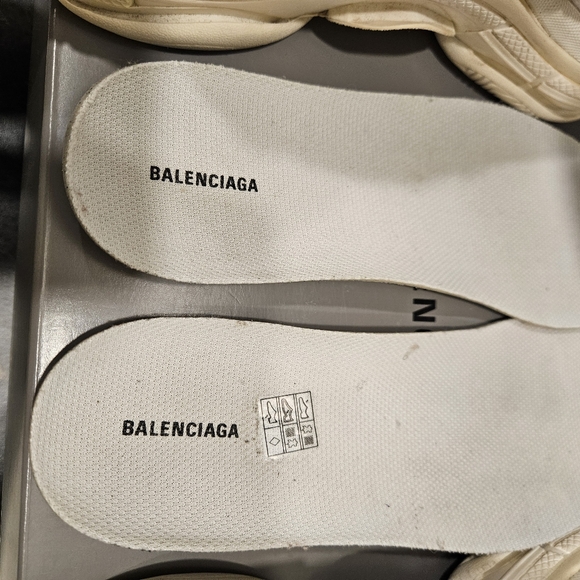 Authentic Balenciaga Triple S - Picture 5 of 7